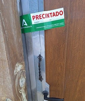 Imagen secundaria 2 - Arriba, urbanización de viviendas ilegales en Jerez que fue paralizada. Abajo, diversos precintos.