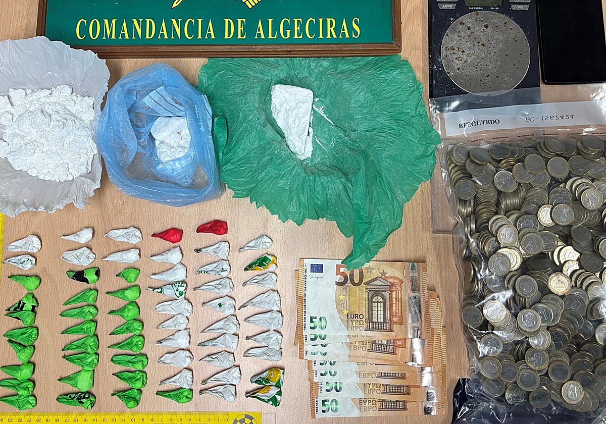 Droga y armas intervenidas al desmantelar cinco puntos de venta de droga en San Roque