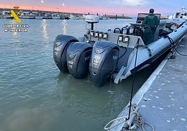 Arriesgada persecución en aguas de Chipiona para frenar una embarcación empleada por las redes de narcotraficantes