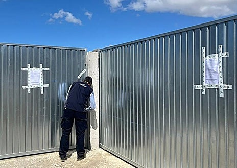Imagen secundaria 1 - Arriba, urbanización de viviendas ilegales en Jerez que fue paralizada. Abajo, diversos precintos.