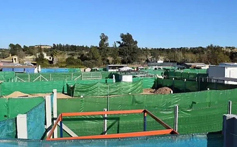 Imagen principal - Arriba, urbanización de viviendas ilegales en Jerez que fue paralizada. Abajo, diversos precintos.