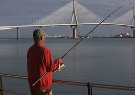 Los aficionados a la pesca recreativa de Cádiz, más que indignados: «Solo quieren vigilarnos»