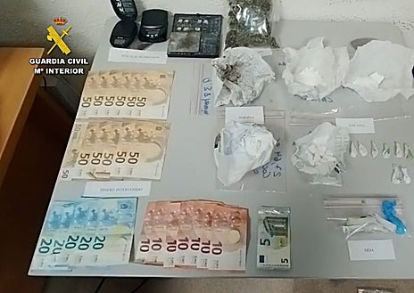 Imagen secundaria 1 - La droga sin cortar y las dosis que iban preparando.