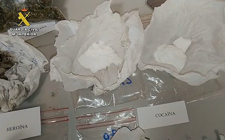 Imagen principal - La droga sin cortar y las dosis que iban preparando.