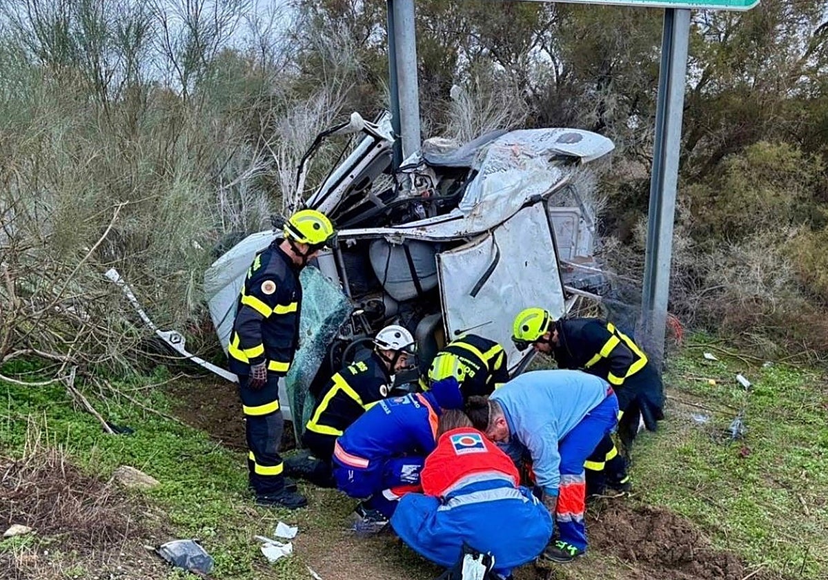 Bomberos asistiendo a uno de los heridos accidentados en la A-381