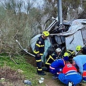 Bomberos asistiendo a uno de los heridos accidentados en la A-381