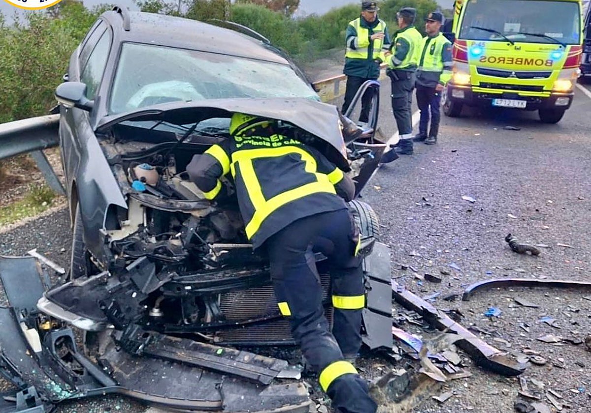 Uno de los varones resultó atrapado en el vehículo y tuvo que ser excarcelado por los Bomberos.