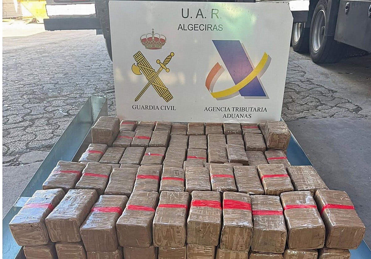 Golpe al narcotráfico con más de dos toneladas de hachís camufladas en camiones en el puerto de Algeciras