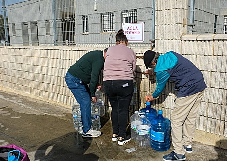 Imagen secundaria 1 - Vecinos de Puerto Real, tras más de dos días sin agua: «¡Qué vergüenza! Así no podemos estar»