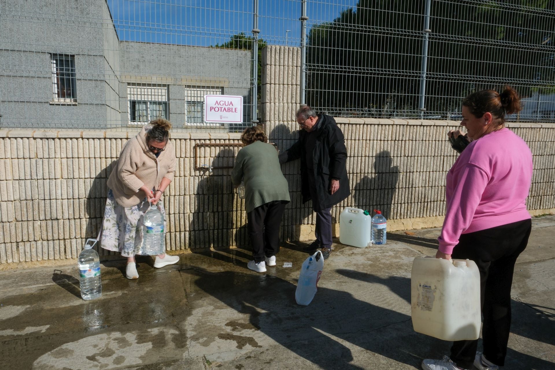 Fotos: Una avería deja a varias zonas de Puerto Real sin agua