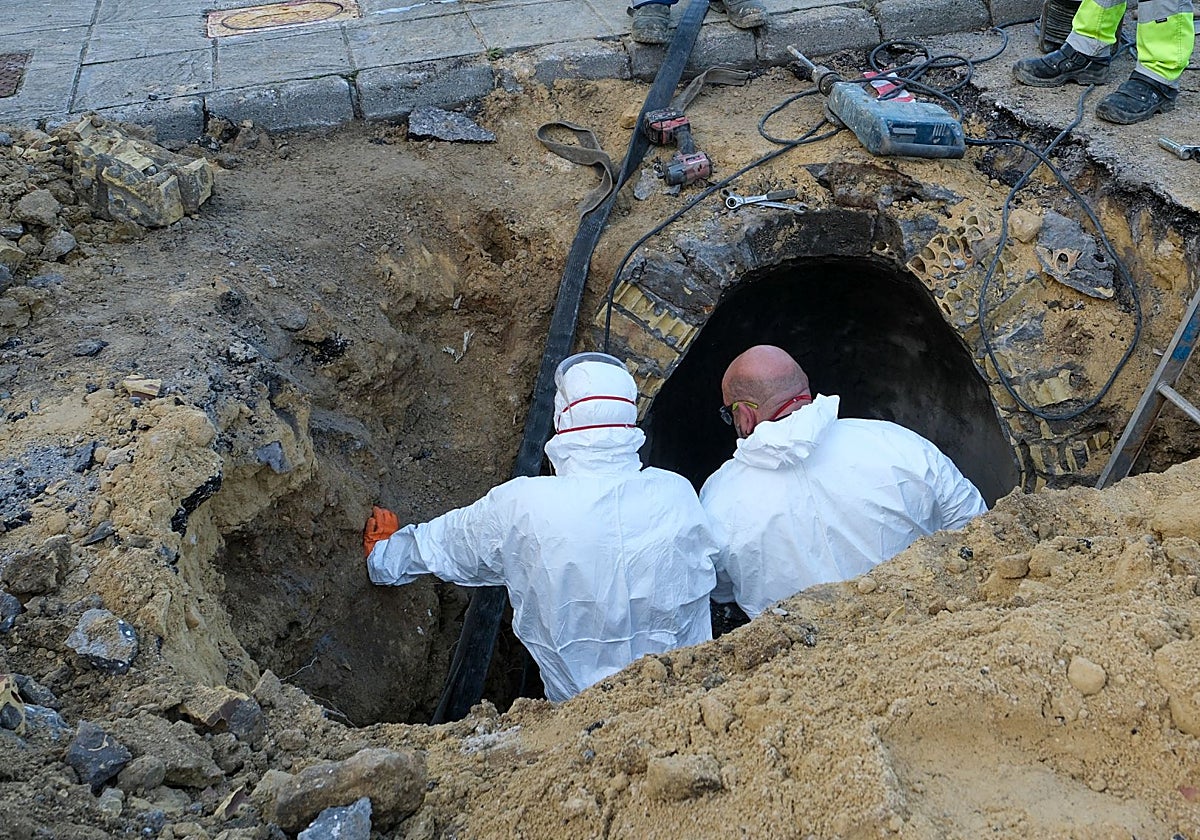 Técnicos del Ayuntamiento examinan la zona.