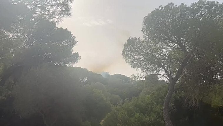 Un nuevo conato de incendio obliga reforzar las labores de refresco en Las Canteras, Puerto Real