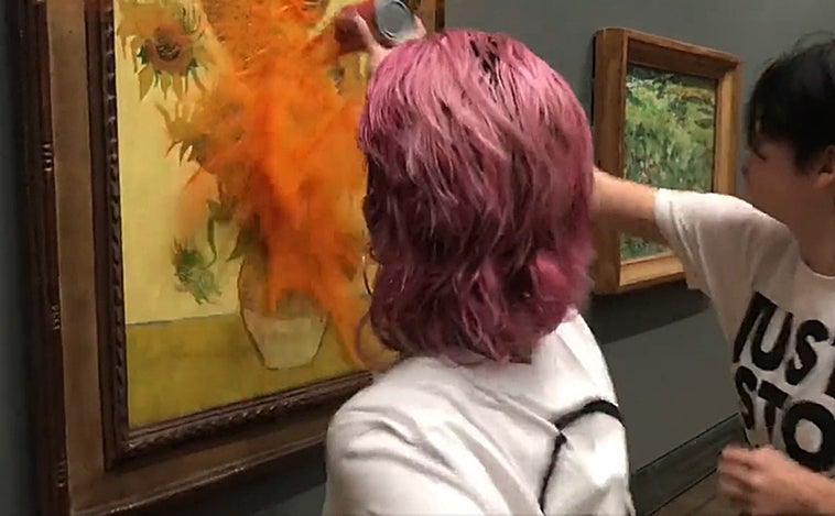 Militantes ecologistas arrojan sopa de tomate sobre 'Los girasoles' de Van Gogh en museo de Londres
