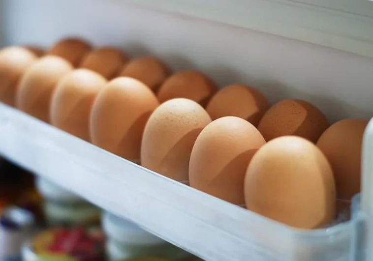 ¿Por qué metes los huevos en la nevera si en el supermercado los tienen fuera?