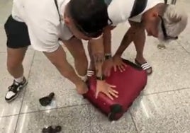 Un joven le rompe las ruedas a su maleta para no tener que facturarla con Ryanair y se ahorra 70 euros