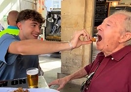 El abuelo más famoso de Internet prueba la gastronomía gaditana: «El mejor plato que hemos comido»