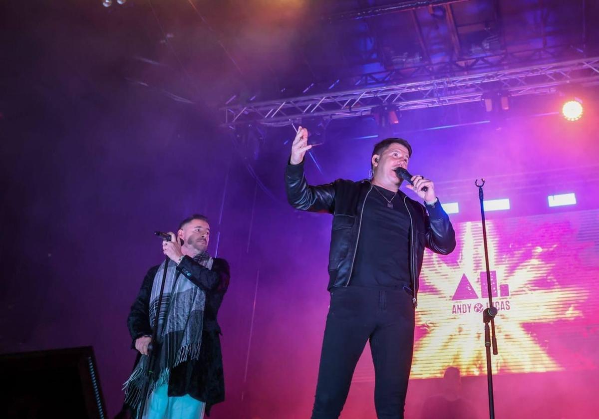 Andy y Lucas durante su actuación en el acto de encendido de las luces de Navidad en Sevilla