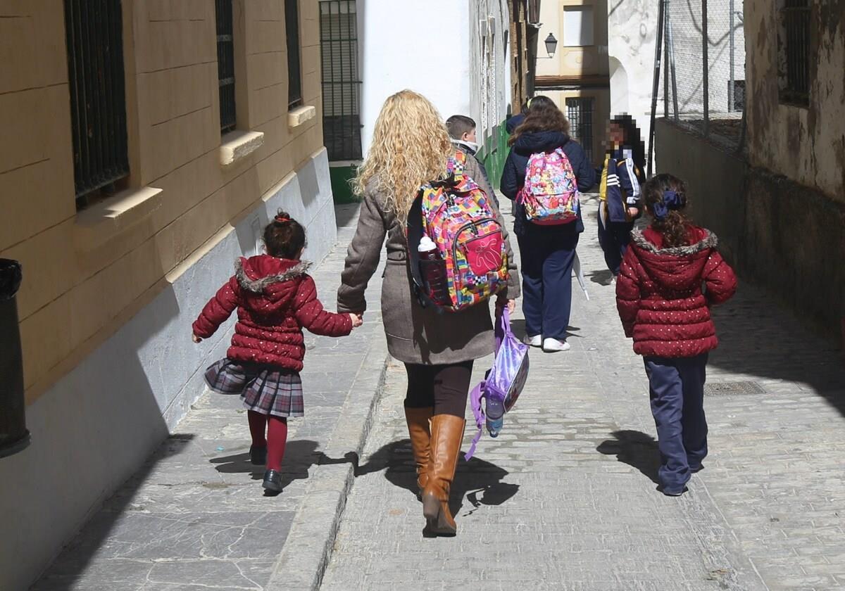 Imagen de una madre junto a su hija saliendo del colegio