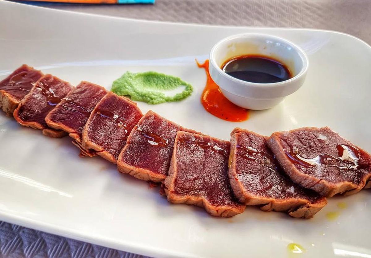 Imagen de un plato de Tataki de La Pescadería, en Tarfia