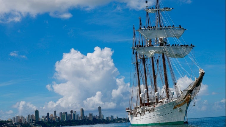 Elcano con el skyline de Salvador de Bahía al fondo