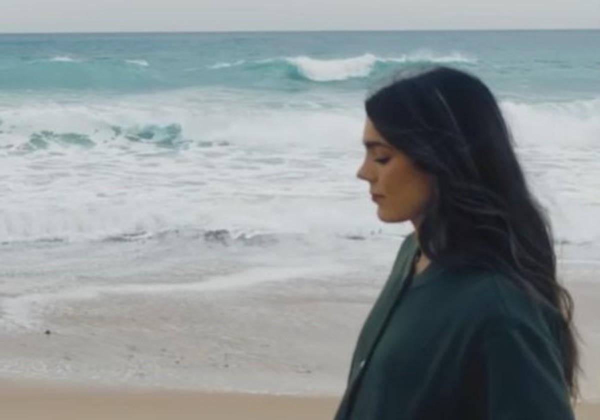 Imagen de Anna Padilla paseando por la playa de Zahara