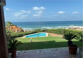 Vivir a sólo unos metros del mar es posible por este precio: así es el chalet que está a la venta en este pueblo de Cádiz