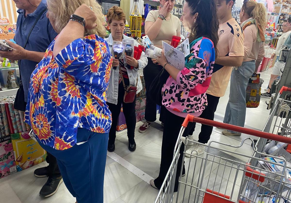 Personas de Cádiz en un supermercado durante el apagón