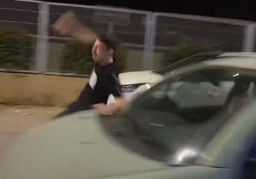 Estaba grabando un vídeo para redes sociales en Jerez y es atropellado por un coche: «¡La carretera no es sitio para jugar!»