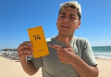 Un conocido creador de contenido entierra un móvil nuevo en esta playa de Cádiz: «El primero que lo encuentre se lo queda»