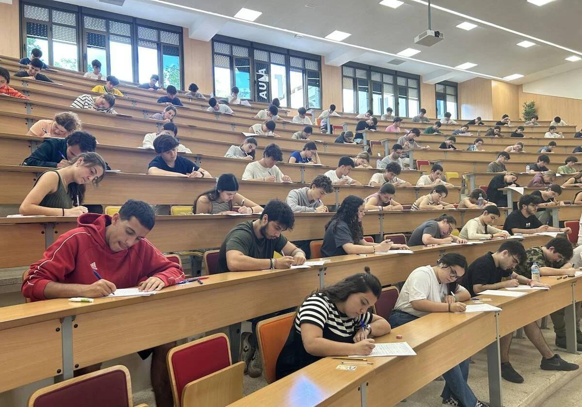Estudiantes concentrados en un examen en la Universidad de Cádiz (UCA)