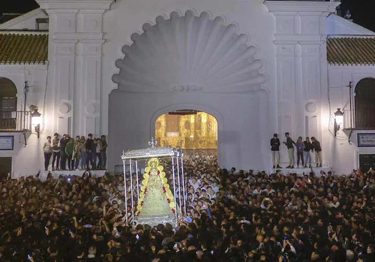Imagen de la salida de la Virgen del Rocío