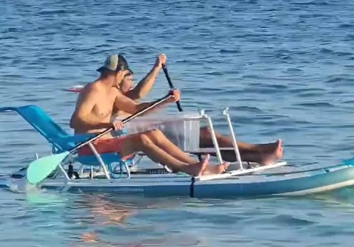 El curioso uso que le dieron dos bañistas a unas tablas de paddle surf en Cádiz