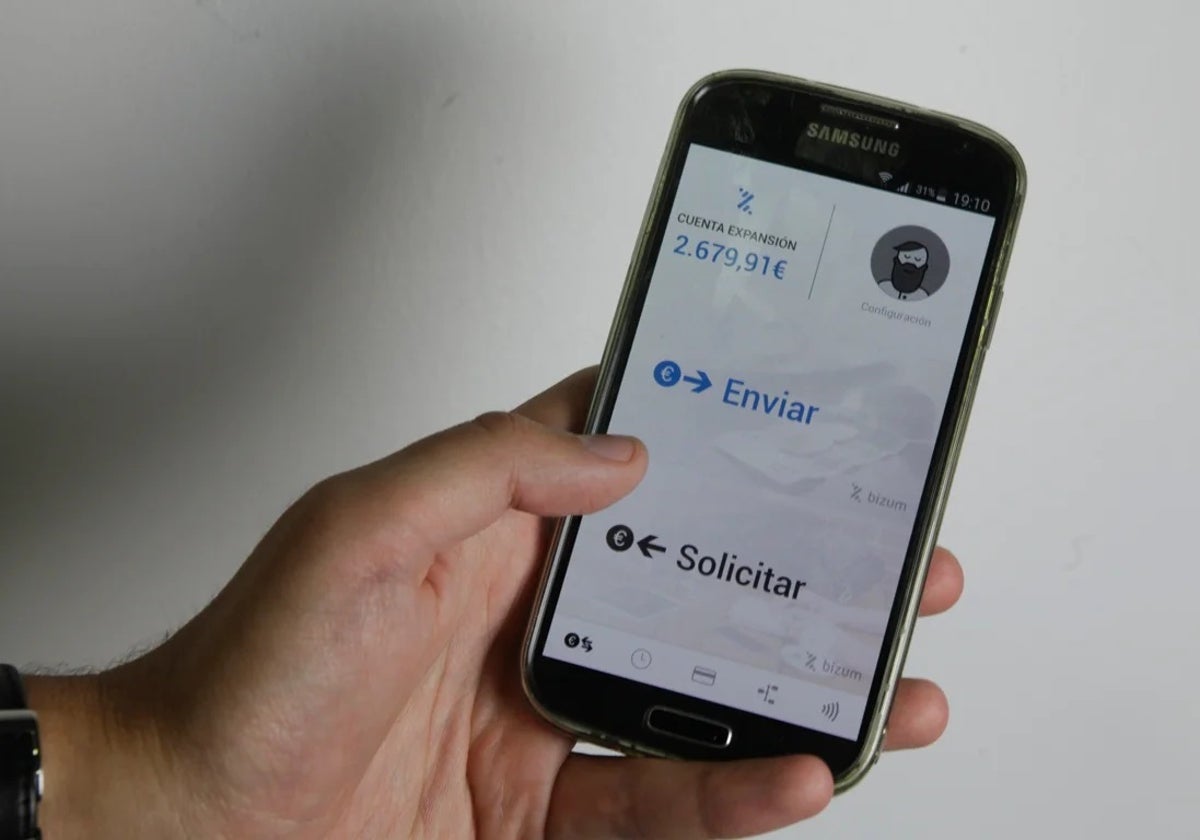 La policía alerta de una nueva estafa a través de Bizum: la víctima acaba enviando dinero en lugar de recibirlo