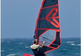 El presentador Jorge Fernández se relaja haciendo windsurf en esta playa paradisíaca de Cádiz: «Un día de levante navegando»
