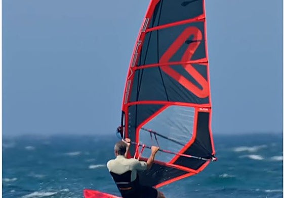 El presentador Jorge Fernández se relaja haciendo windsurf en esta playa paradisíaca de Cádiz: «Un día de levante navegando»