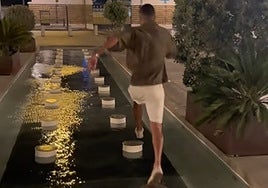 El curioso reto que hicieron unos canarios en pleno centro de Cádiz: «Hombres siendo hombres»