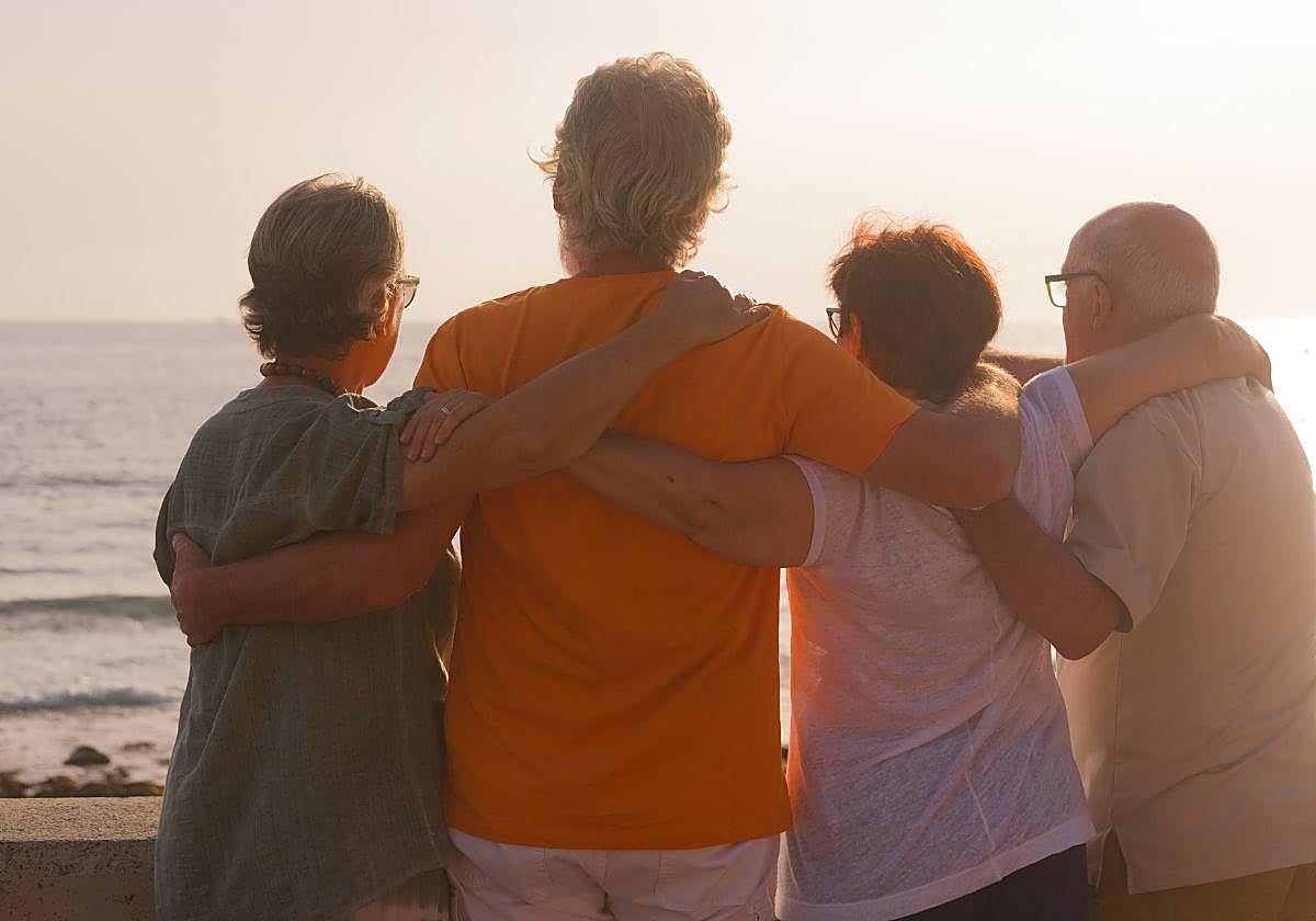 Imagen de archivo de personas mayores en la playa