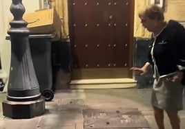 El vídeo viral de una mujer que intenta pisar a una cucaracha en Cádiz: «¡Esto no está pagado!»