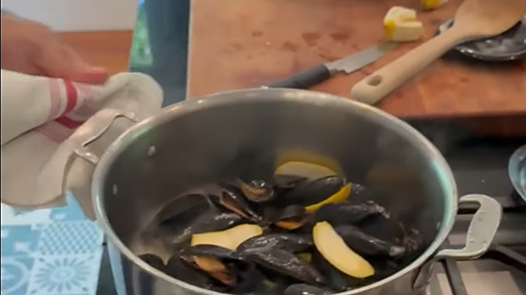 El chef José Andrés revela su truco para cocer mejillones: «Son como las palomitas de maíz»