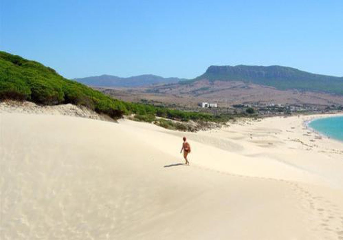 La playa de Cádiz que la revista The Sun define como la Bali de Europa: «Ambiente relajado y playas de arena blanca»
