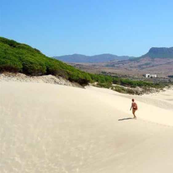 La playa de Cádiz que la revista The Sun define como la Bali de Europa: «Ambiente relajado y playas de arena blanca»