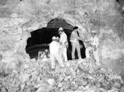 Los operarios del túnel se encontraron ayer al derribar la última «pared». Israel García