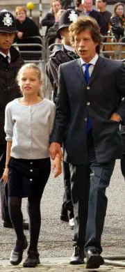Jagger asistió con su hija a una ceremonia en Londres por las víctimas del terrorismo