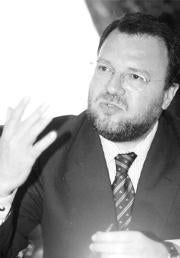 Agustín Lara en 1954, en el museo de «Perico» Chicote acompañado por Carmen Sevilla y Laura Hidalgo. ABC