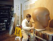 Juan José Aquerreta, en su estudio, trabajando en una escultura. ABC