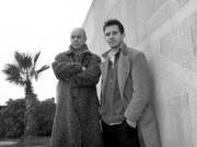 Brian Eno junto al músico alemán J. Peter Schwelam, ayer en Barcelona. Elena Carreras