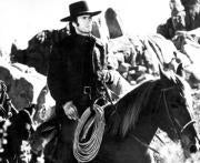 Clint Eastwood ocupa hoy el espacio reservado a la academia de Carmen Arranzen «Un paso adelante», mientras Telecinco repone un capítulo de «El comisario» ABC