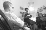 Alba Fernández de Llorens durante una de sus sesiones de lectura en voz alta a uno de sus clientes. Elena Carreras