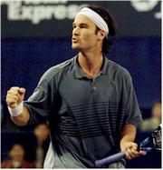 Carlos Moya venció al ruso Marat Safin por 6-4 y 7-5 en una hora y 37 minutos