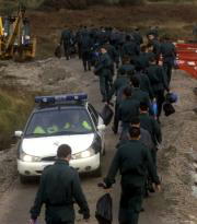 Cientos de guardias civiles trabajan en las playas de Carnota, asoladas por el fuel